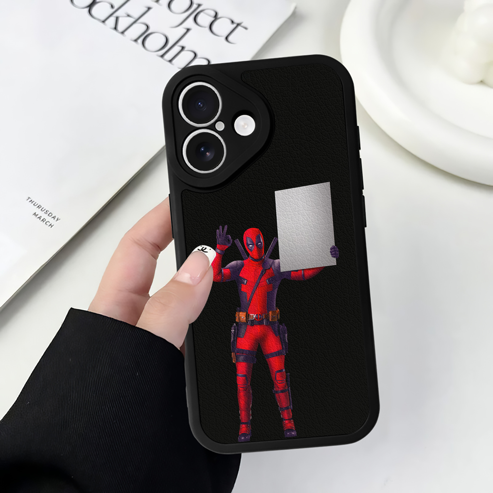 （画像用） Deadpool デッドプール 【iPhone 16シリーズ対応】シリコンスマホケース（レザー調） 材質：シリコン
